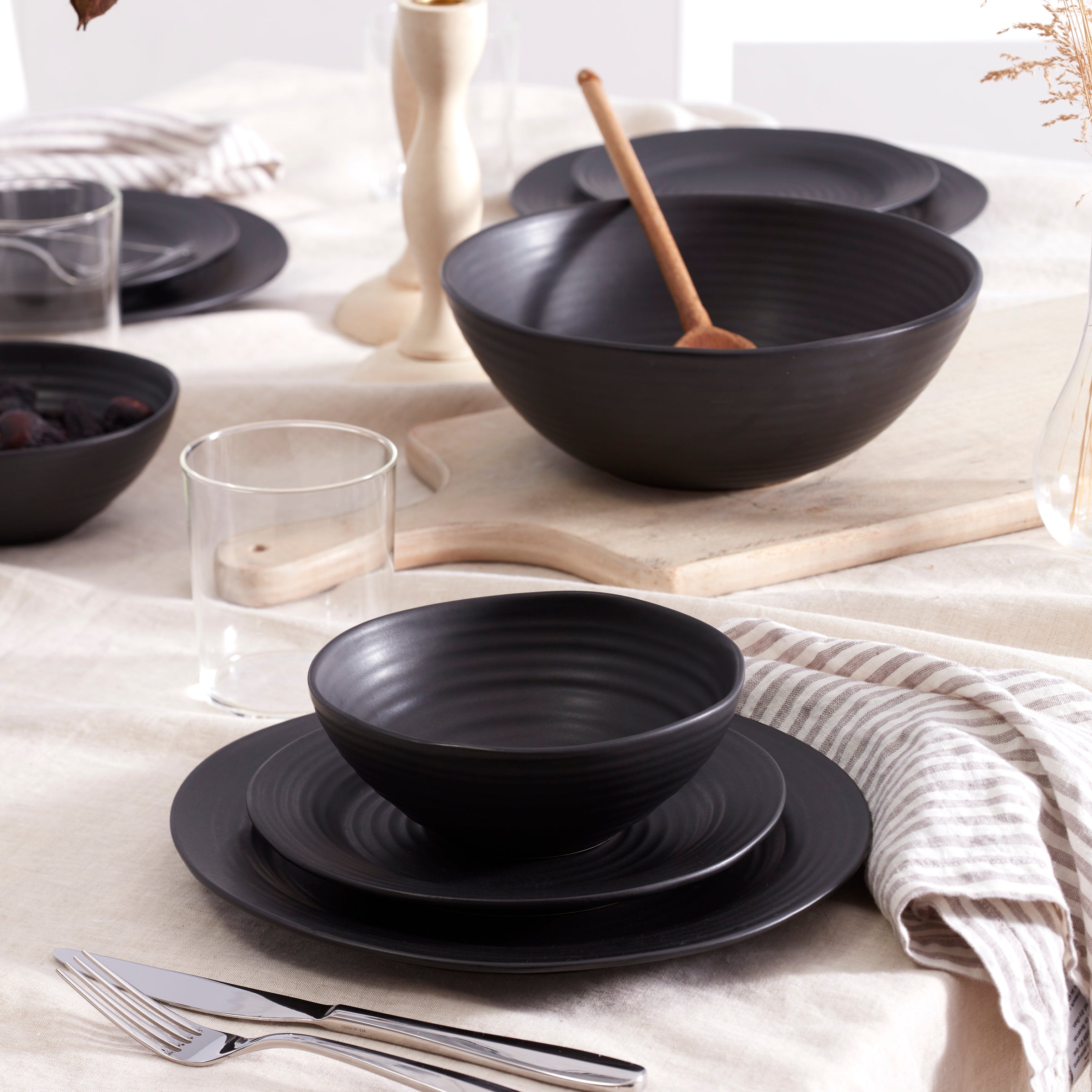 Ridge Black Dinner Plate - Image 4