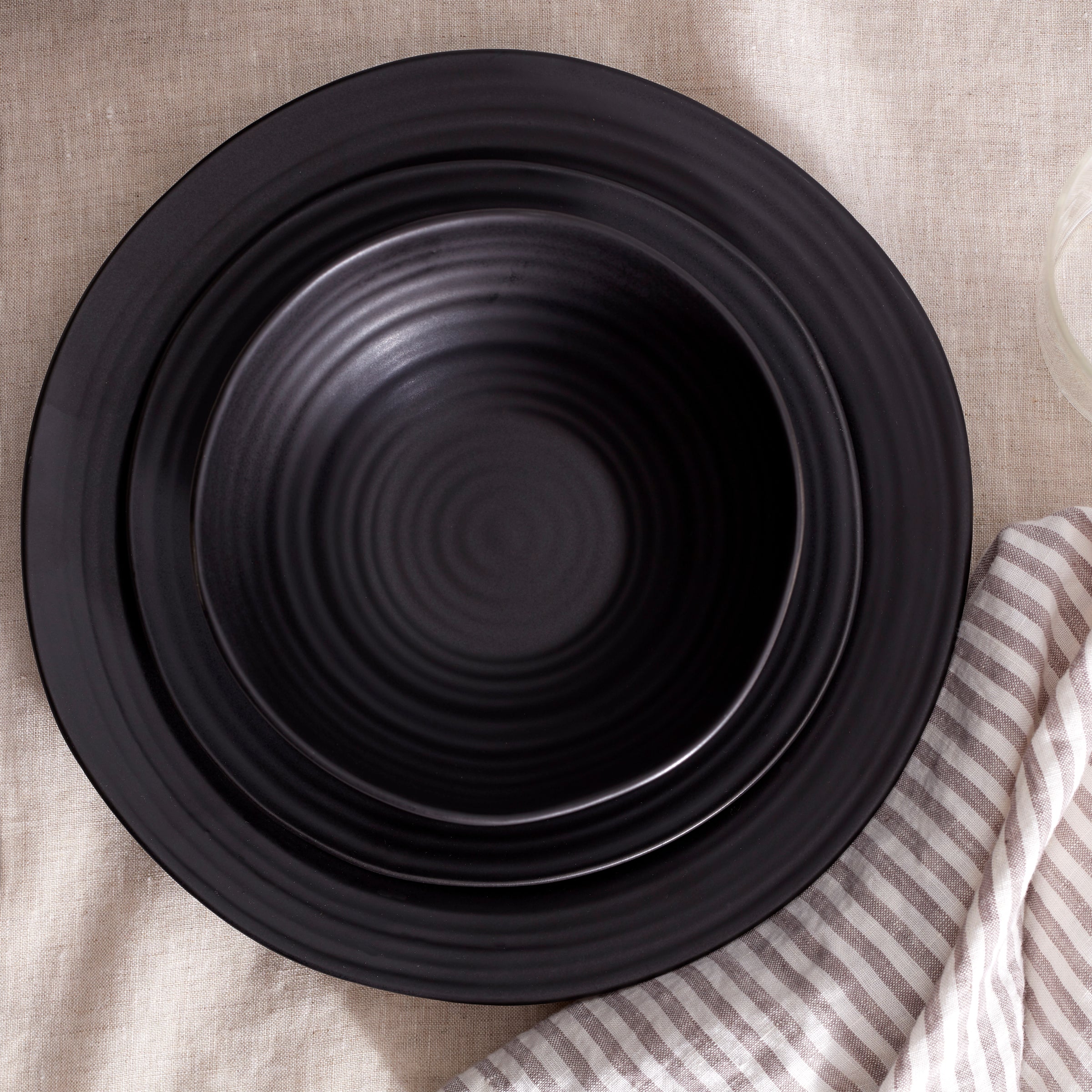 Ridge Black Dinner Plate - Image 3