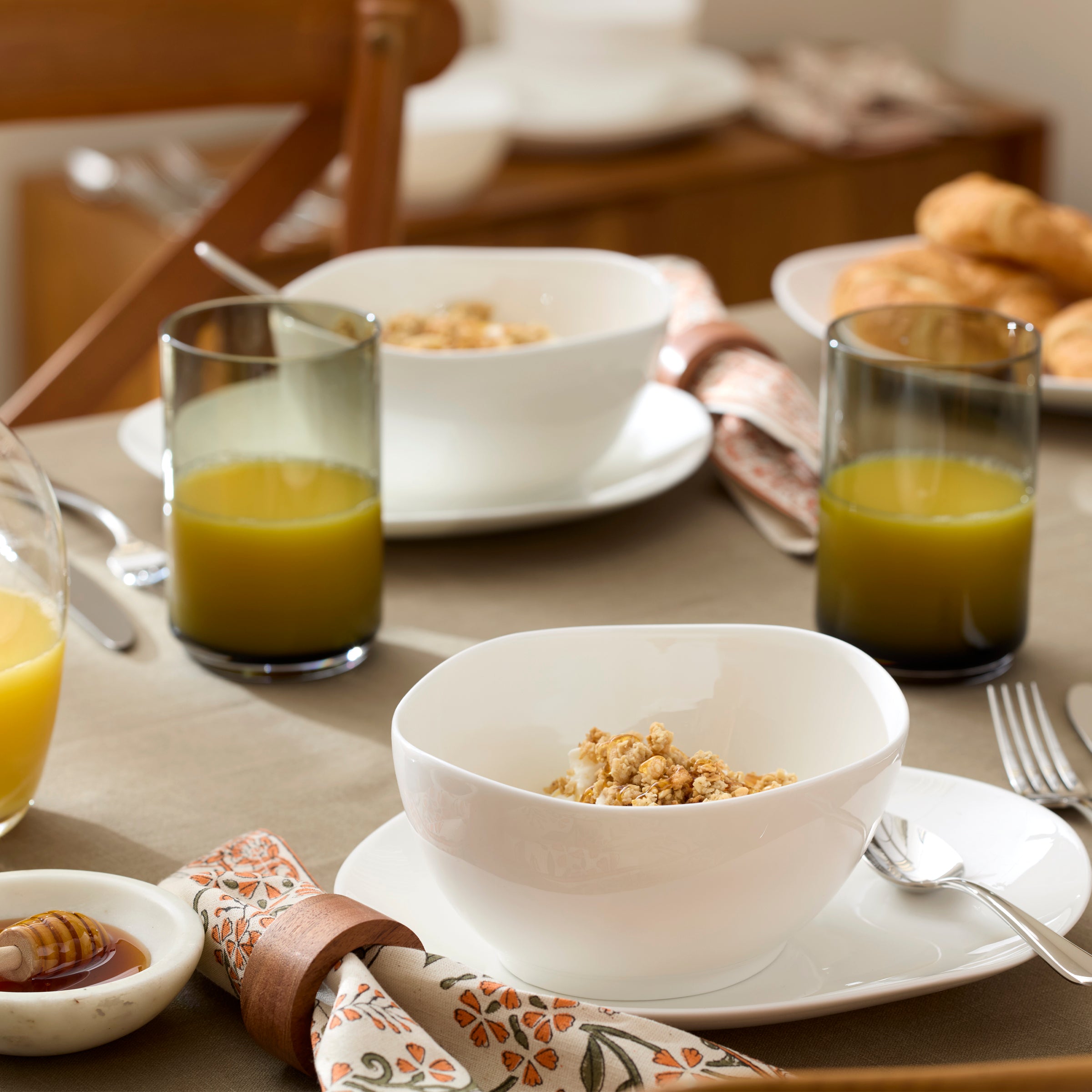 Studio 1414 Curve 16-Piece Dinnerware Set - Image 5