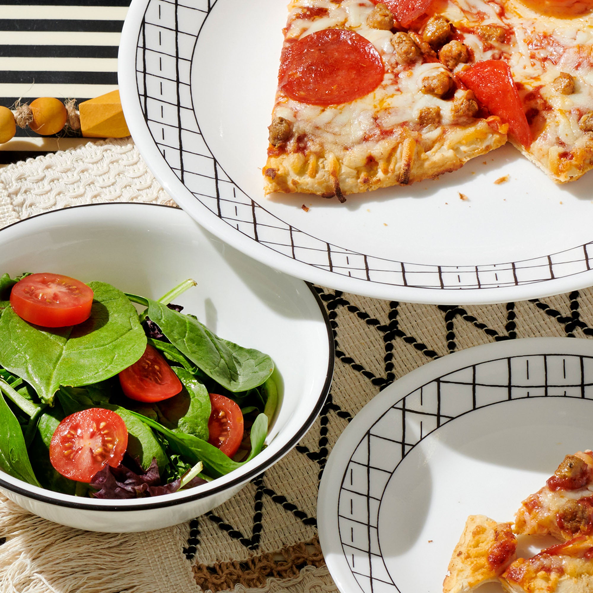 Corelle庐 Delicate Grid 18-piece Dinnerware Set. Service for 6 - Image 7